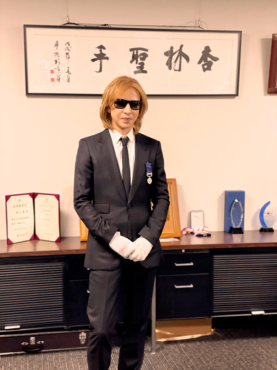 YOSHIKI、紺綬褒章の受章式にて紅綬（メダル）と章記を受け取る「これからも自分にできる支援を続けていきたい」 | Musicman