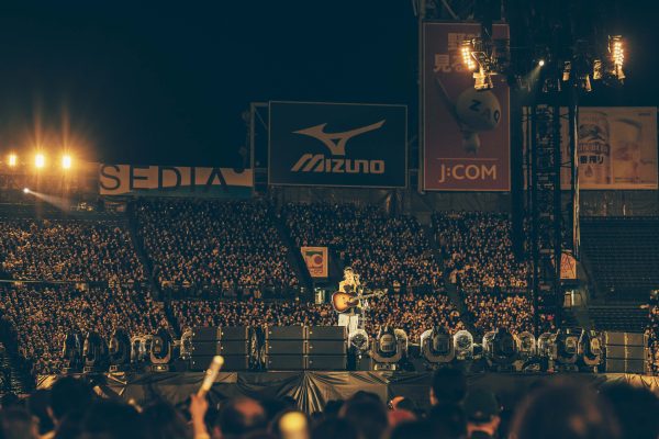 あいみょん、阪神甲子園球場での弾き語りワンマン公演は4万5千人が大