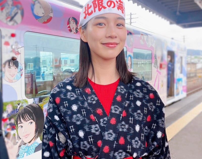 女優・のん、10年ぶり『あまちゃん』の“北限の海女”姿で笑顔に 岩手・三陸鉄道でラッピング列車の運行がスタート | Musicman