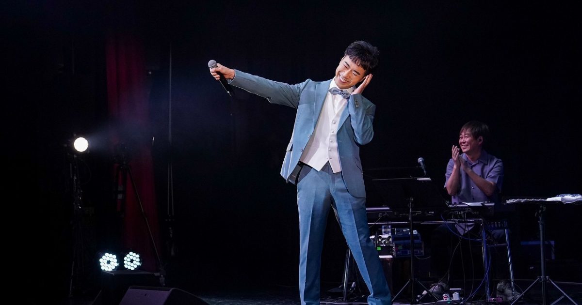 藤井隆、約21年の時を経た1stアルバム『ロミオ道行』再演ライブ 松本隆、本間昭光らと繰り広げた名演とトークをレポート | Musicman