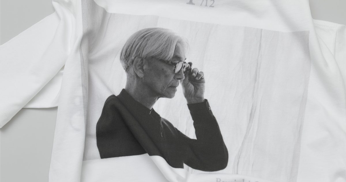 坂本龍一の月命日である毎月28日に公式Tシャツを販売、1種類につき120